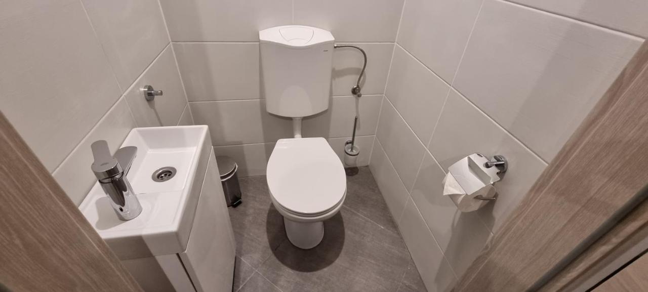 Hos-Cegledi Vendeghaz Miskolc -Oenallo Otthon, Mely Csak Az Oenoeke Экстерьер фото